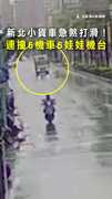 【暴衝娃娃機店】小貨車雨天打滑！　狂掃6機車＋6機台 #打滑 #娃娃機