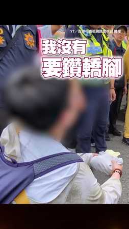 【盡力了】女子抱著衣服哭求點衣...媽祖特地倒退停留4分鐘聆聽