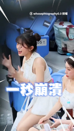 李珠珢見富邦游擊手接球失誤 一秒崩潰抱頭蹲地