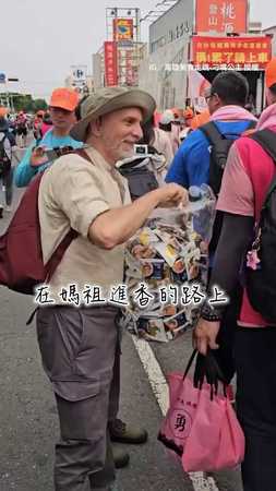 【結善緣】外國人參與白沙屯媽進香沿路發結緣品