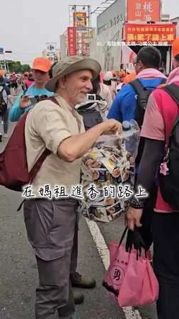 【結善緣】外國人參與白沙屯媽進香沿路發結緣品