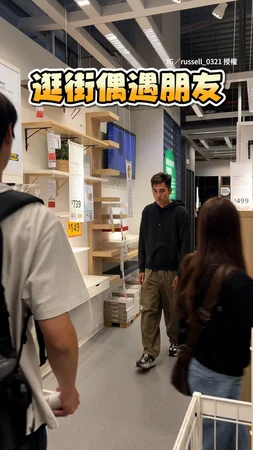 【你怎麼在這？】逛街偶遇兄弟　悄悄接近他直接嚇到起飛XD