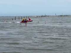 男出海釣魚受困蚵道！深陷泥灘「人車險滅頂」　驚險畫面曝