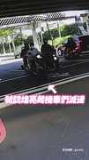 【以為是摩西分海？】騎士硬闖紅燈撞倒停等的機車...