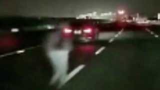 驚悚畫面曝！雨衣男路肩徘徊跨越國道　遭「3車連續撞輾」慘死