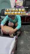 【只能摸我！】狗狗爭寵都想給阿嬤摸　不想輸瘋狂擠走對方XD