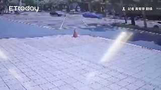 北市公車撞安全島