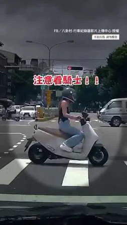 【驚險瞬間】騎士待轉區等紅燈！綠燈亮突往左切嚇壞後車