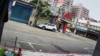 路口當卡丁車賽場！轎車急煞大弧度右轉　他遭逆撞擊落…超衰片曝