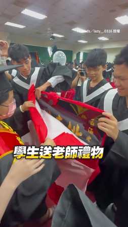 【太有心了】畢業生送匾額致敬恩師！齊聲道謝超感人
