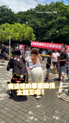 【根本全場焦點】親友團舉布旗+敲鑼打鼓熱鬧恭祝畢業XD