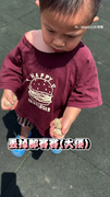 【快丟掉！】小孩撿乾狗屎緊握不放　全場尖叫超崩潰XD
