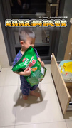 【成功凹獲一片】兒子被禁零食！趁媽洗澡盧爸爸