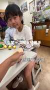【這一刻等了12年】女兒戴上電子義肢才3小時 第一件事超催淚