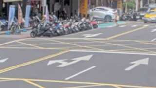 北市74歲翁開BMW出事了！衝撞16輛機車、單車　1行人送醫