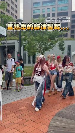 【直接開跳XD】一聽《大展鴻圖》女團秒起舞　邊走邊跳超整齊！
