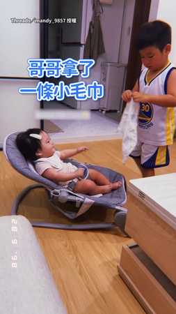 【寵妹狂人】哥哥拿小毛巾搞笑逗樂妹妹！眼神超寵溺❤