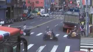三重路面驚傳塌陷　砂石車「栽進4米坑洞」畫面曝