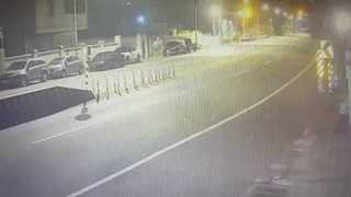 轎車失速衝路邊「撞爛變鐵球」　民宅2車燒剩鐵架...超慘畫面曝