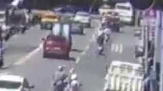 小貨車剛起步遭休旅車撞翻　滑行一車道波及人行道機車