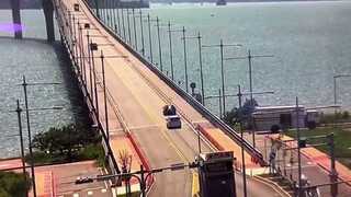 行經金門大橋爆胎！打滑自撞分隔島起火燃燒　車全毀剩骨架畫面曝