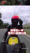 【悲劇瞬間】拿個口香糖結果弄得手套車子都是XD