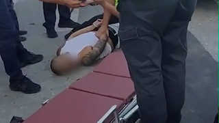 台東傳槍響！寸頭包手男拒檢「警匪街頭追逐」　趴地遭壓制畫面曝