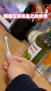 【很派喔】鸚鵡見叉子秒切暴走模式　失控狂甩超搞笑XD