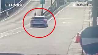 賓士旅行車猛撞橋墩「車頭變V字」畫面曝光　駕駛認錯：太累了