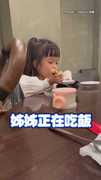 【騙人生女兒】萌妹化身小保母！用腳輕推嬰兒車哄弟弟❤