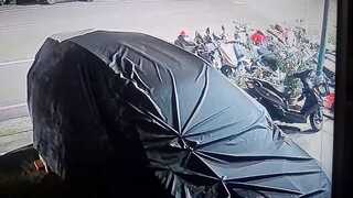 開車打瞌睡釀禍！休旅車衝撞7輛機車及轎車　衝撞片曝光