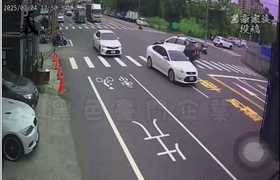 高雄警車大迴轉撞機車！騎士雷殘手腳傷…警恐吞罰單　撞擊畫面曝