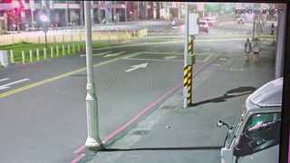 高雄阿北出事了！酒後騎車撞進輕軌　「倒地不會動」嚇壞路人