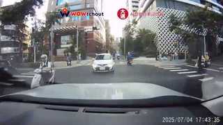 路口2自小客減速禮讓「2機車衝出對撞」　3女跌地受傷畫面曝