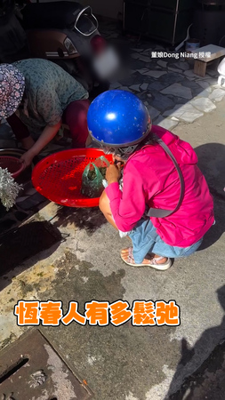 【果然是親生的】女兒鞋壞掉回頭見媽聊開　光腳站路邊等超無奈XD