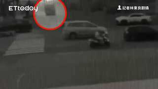 台南小貨車剎車失控翻覆！撞上待轉轎車　鷹架散落一地