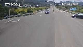 疑號誌故障…苗栗2車碰撞「翻車畫面曝」！一家5口+1駕駛送醫