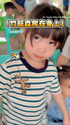 【妹妹笑著讓竹節蟲爬身上】媽全程驚呼表示佩服XD