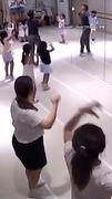 【陪小孩上舞蹈課】小孩還在卡關，媽媽們在旁看全學會？！