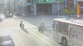 自小客掛註銷車牌拒警攔查！蛇行狂逃畫面曝　桃園警鐵腕開罰