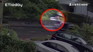 高雄小轎車遭大貨車追撞轉圈！車尾卡安全島...掃電箱冒火花