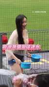 【全場最濕】邊荷律淘氣潑觀眾水 全潑到自己大傻眼XD