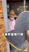 【禮物反應兩樣情】阿嬤淡定微笑　狗激動炸裂狂奔XD