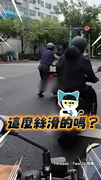 【這什麼絲滑操作？】騎士紅燈秒下車！直接牽車跑起來