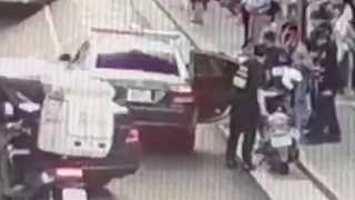 罷免活動起衝突！新北男捷運站前雨傘戳傷志工　慘遭逮捕送辦