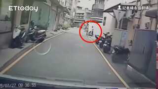 男友懷疑劈腿！印尼女新竹街頭遭「剪刀猛刺」　滿身血送醫