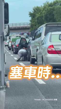 【突然趴地Breaking？】下秒竟從車底拎出一隻貓！