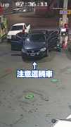 【驚險一瞬間】加油站內轎車炸成火球！員工抓滅火器緊急撲滅