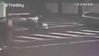 前方汽機車禮讓救護車先行　男騎士未注意狀況一頭撞上