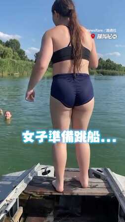 【毛孩被彈飛？！】女子跳船失誤牠直接旋轉上天XD